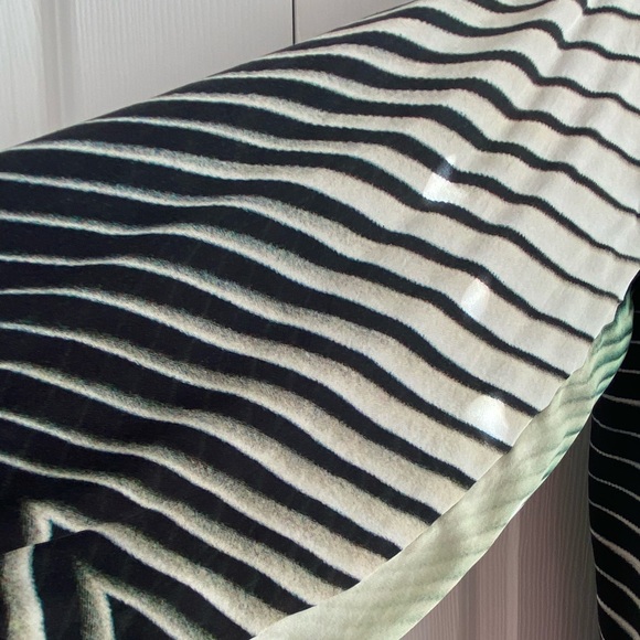 Cold Shoulder Silk flows pattern blouse - Picture 8 of 8